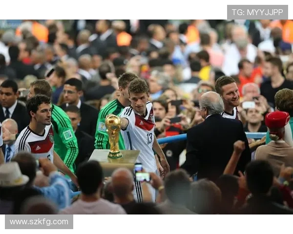 皮克福德畅想足球巅峰梦想捧起大力神杯由特朗普亲手将奖杯交给凯恩